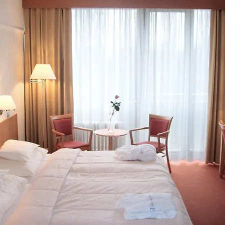 Ensana Esplanade Пьештяни